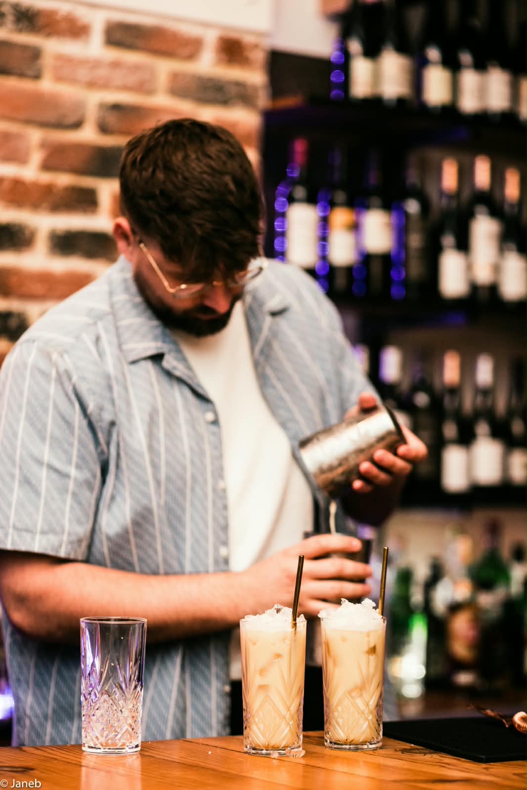 Barman d'Œno Bar préparant des cocktails créatifs derrière le comptoir