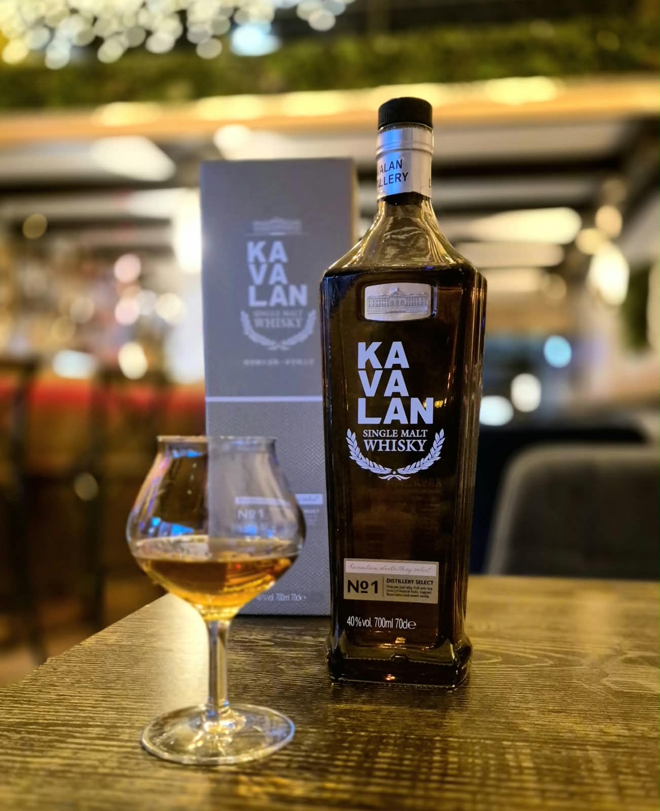 Bouteille Kavalan Single Malt Whisky et verre sur une table en bois